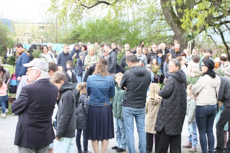 Traditionelle Bräuche rund um Ostern: Viele Besucher kamen zur Segnung am St. Peter Bühel.