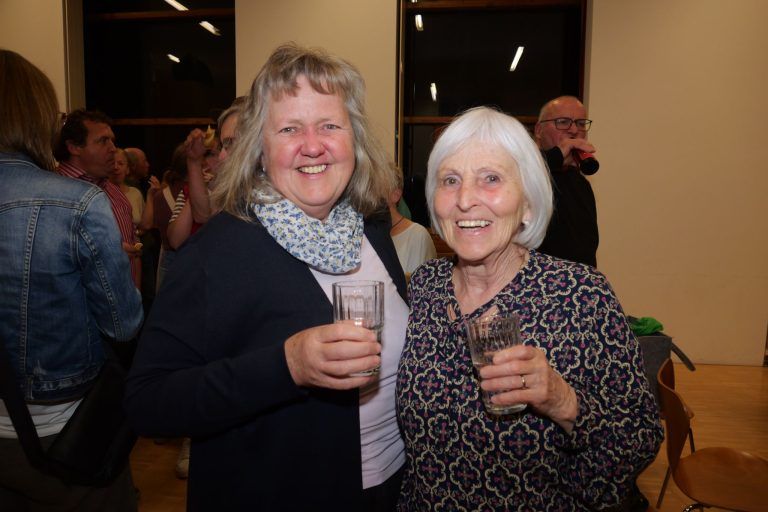 Satteins zweite Heimat im Klostertal: Gerline Zimmermann und Christine Reutz erlebten einen unterhaltsamen Abend.