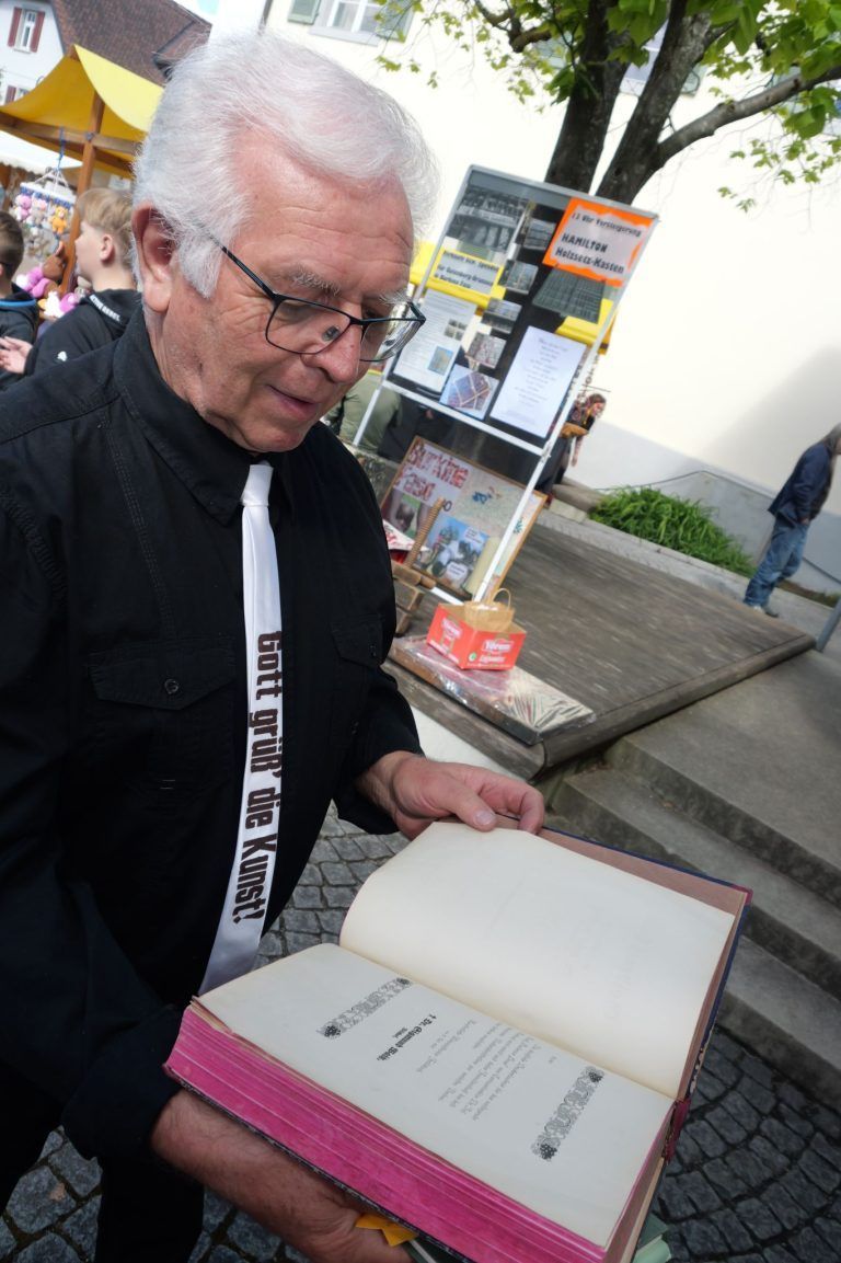 Göfis ließ Gutenberg hochleben: Heribert Gut brachte fast 100-jährige Buchraritäten mit.