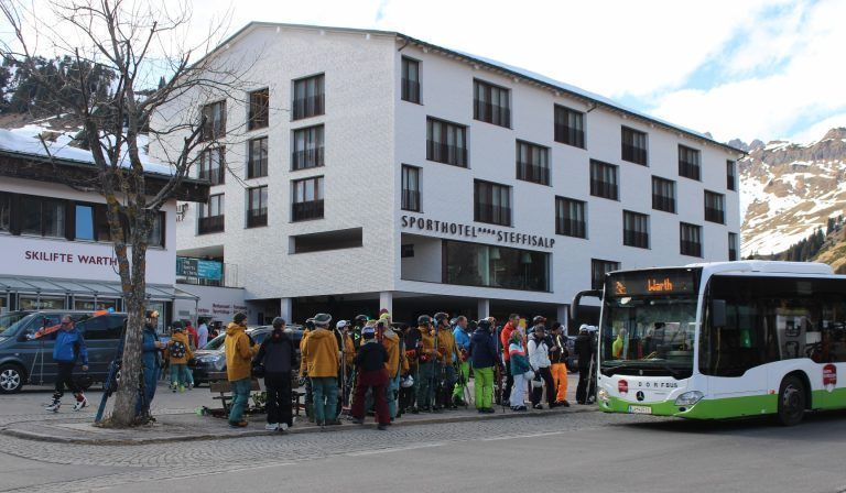 Alle gegen den Doppel-Olympiasieger: Rennatmosphäre und Konzerterlebnis werden am Samstag in der Warth-Arena bei Hotel und Seilbahn-Talstation geboten.