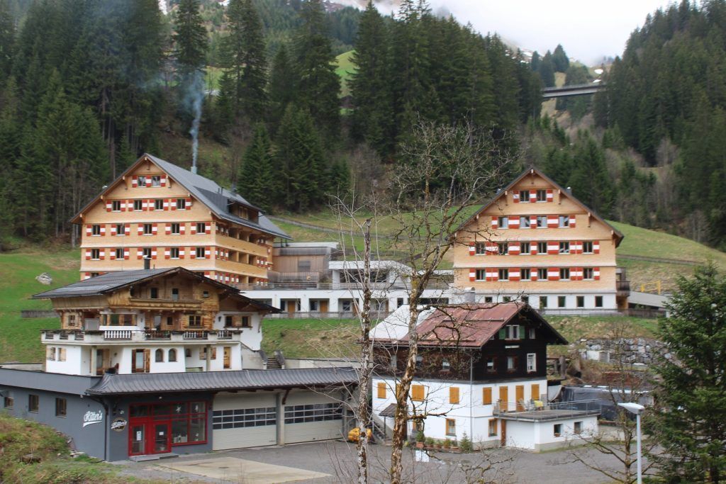 Berghaus geht nahtlos in den Bergfrühling