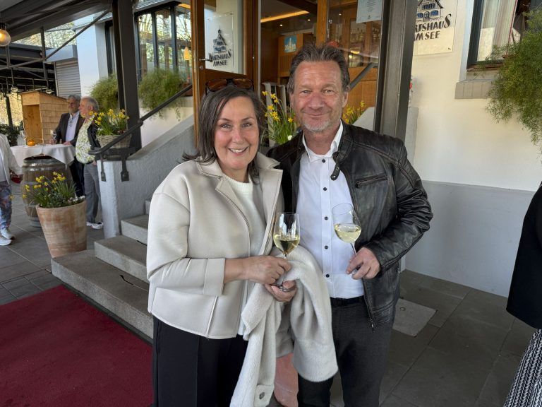 Sylvia und Peter Roblek mit dem Begrüßungstrunk