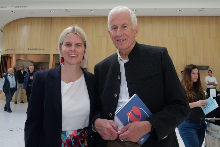 Edle Tropfen und strahlende Sieger: Stadträtin Juli Berchtold und Altbürgermeister Wilfried Berchtold.