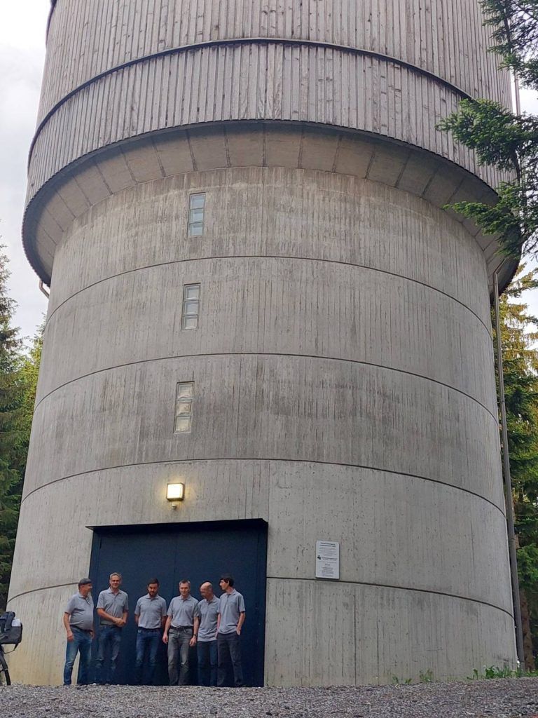 Reges Interesse an „Wälderstrom“: Das Herzstück der Sulzberger Wasserversorgung ist der 200 m³ fassende Behälter des Wasserturms.