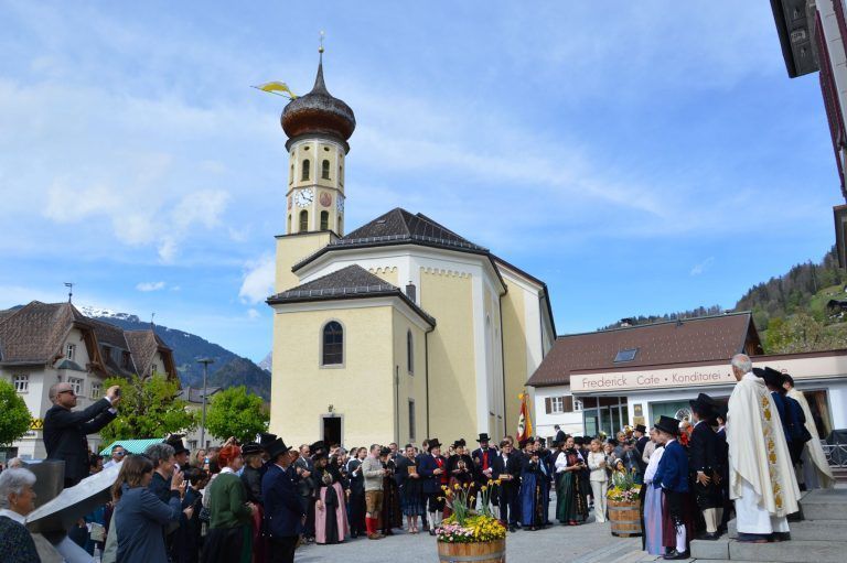 Ein Fest für die ganze Münsterpfarre: Am Kirchplatz bekommen die Fotografinnen und Fotografen viele schöne Motive vor die Linse.