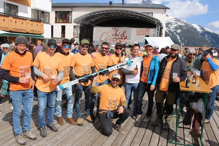 Rockige Einstimmung für Ski&Concert-Finale: Eigentlich wollten 16 fröhliche Wälder in Warth nur den Junggesellenabschied ihres Kumpels Richard Ennemoser (im weißen T-Shirt) feiern – am Ende war Markus Meusburger (mit gewonnenen Skiern) der Sensationssieger beim Rennduell mit Johannes Strolz.
