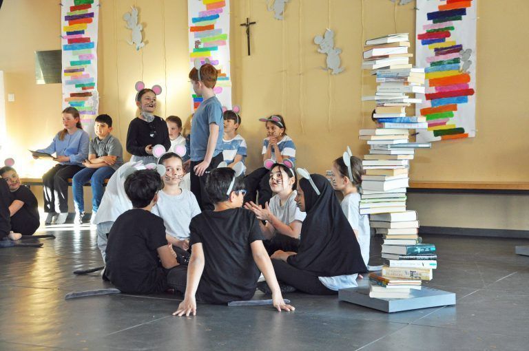 Großer Auftritt für kleine Mäuse: Die 2b-Klasse begeisterte mit Theater, Gesang und viel Spielfreude.