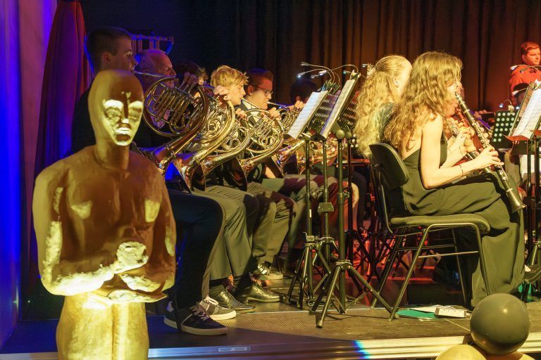 Ein Hauch von Hollywood in der Rätikonhalle: Oscar wachte über das Zusammenspiel der MusikantInnen.