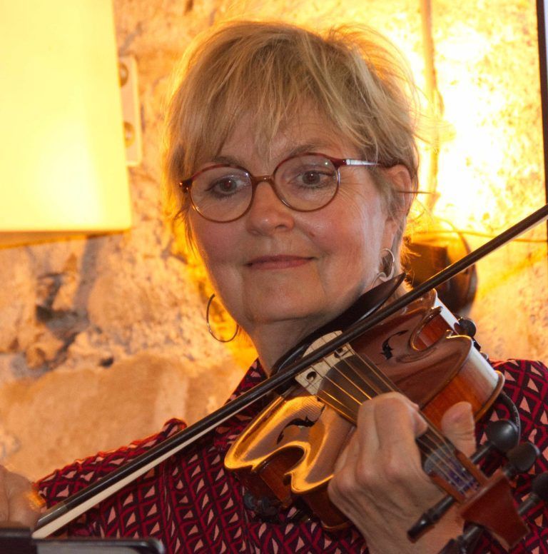 Woodstreet Band spielte für PAMOJA im s`Pub in Schwarzach: Ilona geigt "füng-saitig" auf