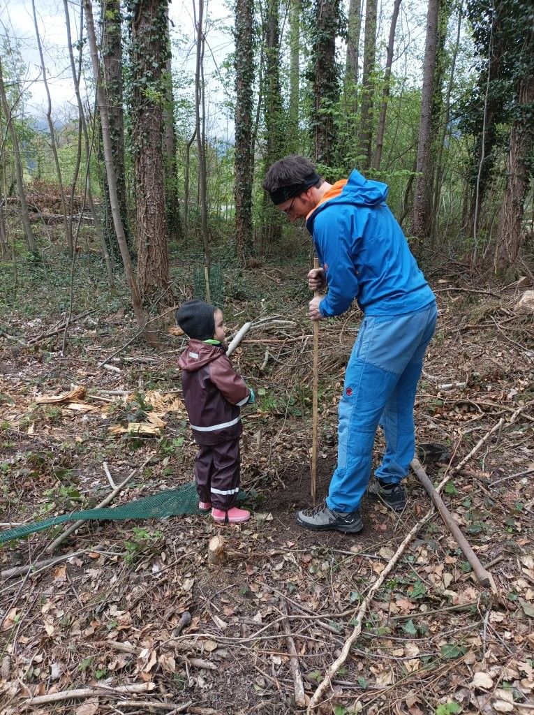 Gemeinsam den Rankweiler Wald neu beleben: Früh übt sich wer ein Gärtner werden will.
