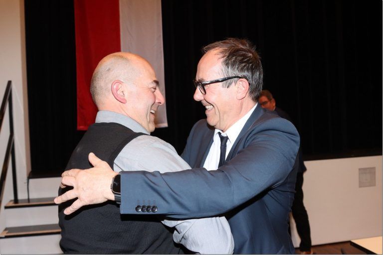 Rankweil spart 400.000 Euro ein: Andreas Prenn bedankte sich bei Alejandro Schwaszta.
