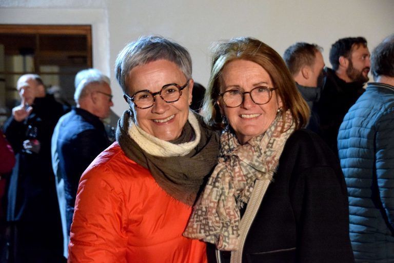 Religiöses Symbol mit Strahlkraft: Hildegard Burtscher (l.) und Rosmarie Batlogg