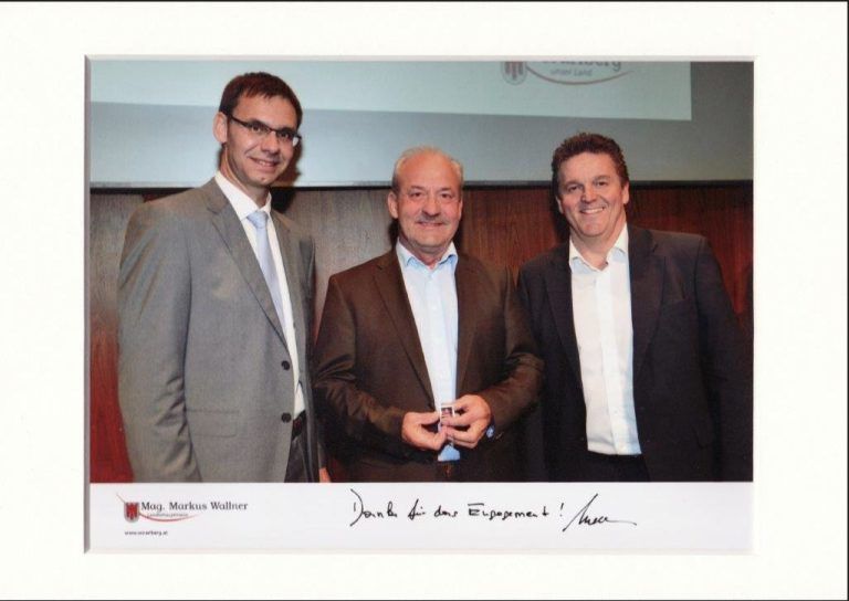 Nachruf auf Werner Kessler: Brückenbauer zwischen den Generationen: 2014 wurde Werner Kessler die Ehrennadel der Vorarlberger Landesregierung überreicht. V. l. n. r.: Landeshauptmann Markus Wallner, Werner Kessler, Bürgermeister Christian Natter