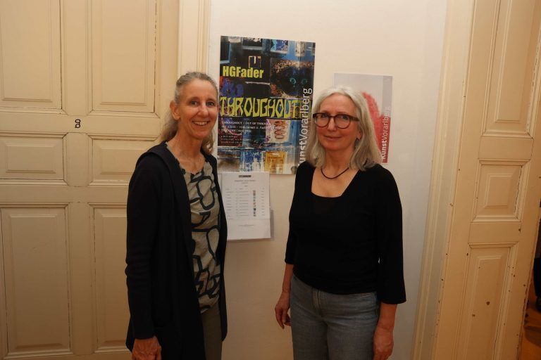 Schwerere Kost bei Gfader-Vernissage: Petra Perg ("Kunst Vorarlberg) und Künstlerin Christine Lingg.