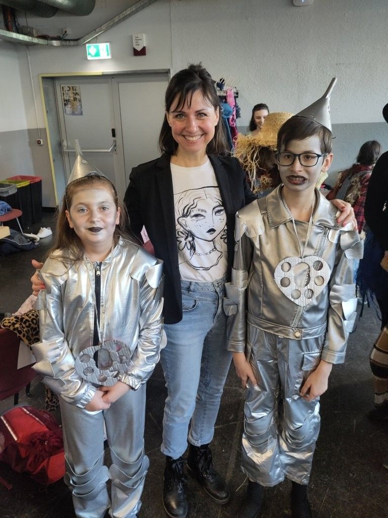 Kindermusical mit starker Botschaft begeistert: Christine Schneider mit zwei der zahlreichen Kindermusical-Darstellenden.