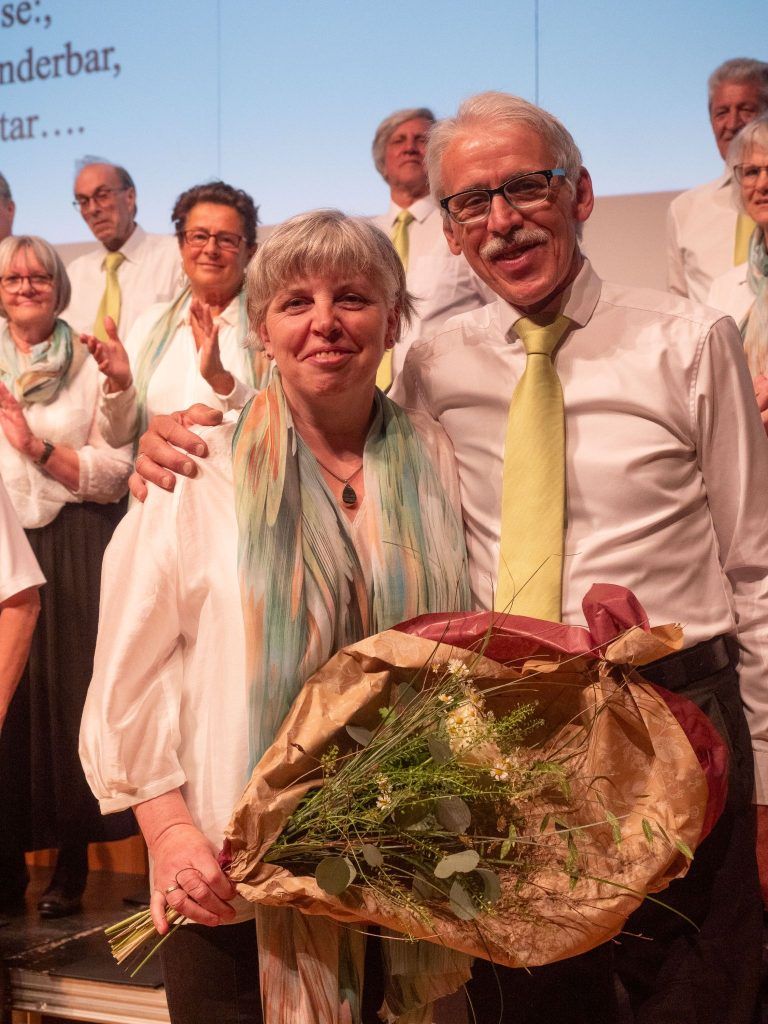 Kulturbühne AMBach - alles drehte sich ums Glück: Ehrung für Chormitglied Birgit Reisch durch Obmann Hermann Nachbaur. Frau Reisch schrieb den Text für das Motto dieses Konzerts.