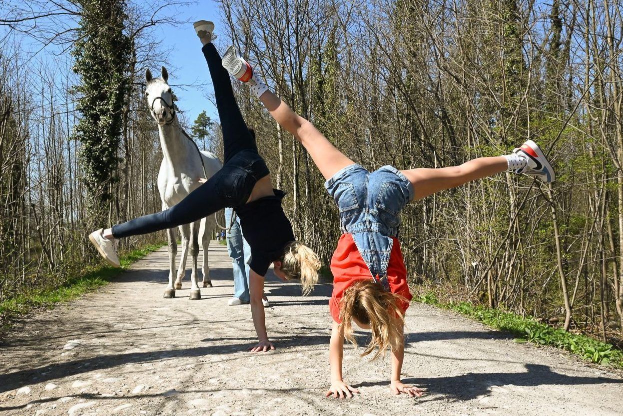 Ein Herz für den Reitsport: Die beiden führten einige Voltigierübungen vor.
