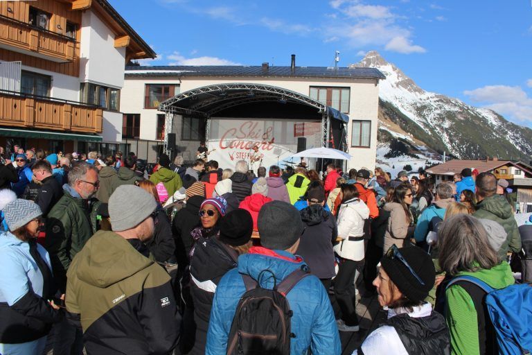 Rockige Einstimmung für Ski&Concert-Finale: Noch einmal wird die Warth Arena brodeln, wenn Falke & Eule, verstärkt durch Philipp Lingg, zum letzten Konzert der Serie Ski&Concert 2025 laden. STP