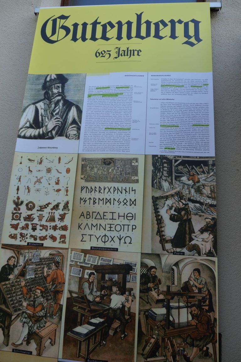 Göfis ließ Gutenberg hochleben: Gerold Ölz hat das Leben Gutenbergs auf einer Plakatwand in Druck gebannt, die ebenfalls besichtigt werden konnte.