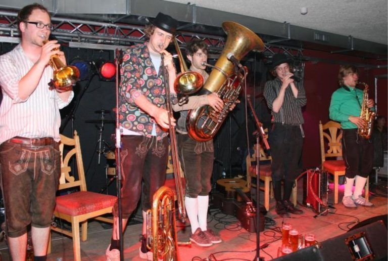 Fulminantes Ski&Concert-Finale in Warth: Das Saisonschlusskonzert 2011 war Vorläufer von Ski&Concert – mit dabei Philipp Lingg (2. v. r.) auf der Tiefgaragenbühne.