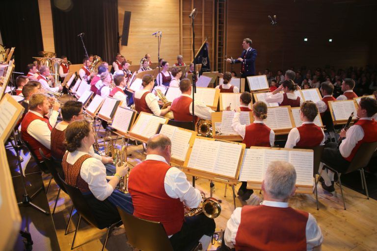 Nachwuchstalente und Musikverein geben im Gemeindesaal Buch den Ton an.