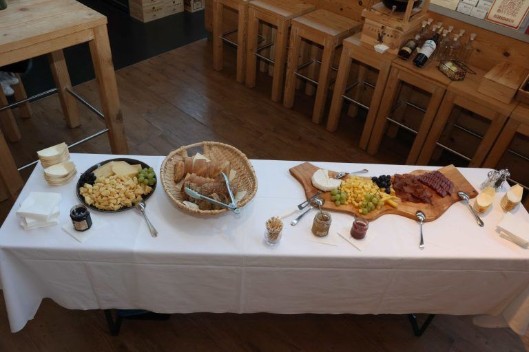 Weine, Whirlpools, Süßes und Saures: Auch Käse- und Wurstspezialitäten lagen bereit.