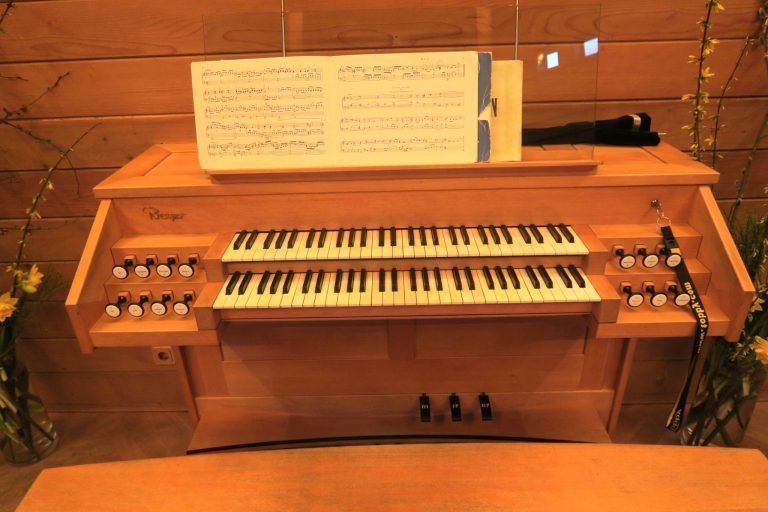 Orgelkonzert mit Helmut Binder in Dornbirn: Das Besondere ist, dass der Spieltisch der Orgel auf Zuhörerebene positioniert ist, wodurch man das Musizieren auch optisch aus nächster Nähe mitverfolgen kann.
