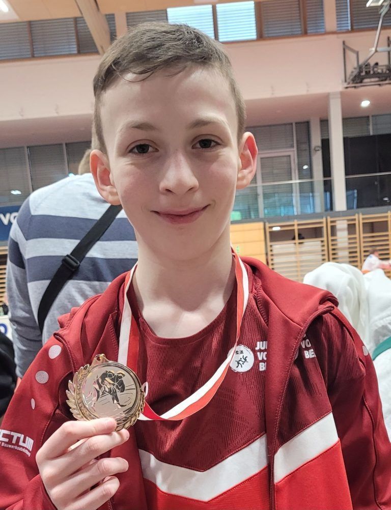 Fünf Medaillen für Dornbirner Judoka: Benjamin Höfel präsentiert stolz seine Silbermedaille.