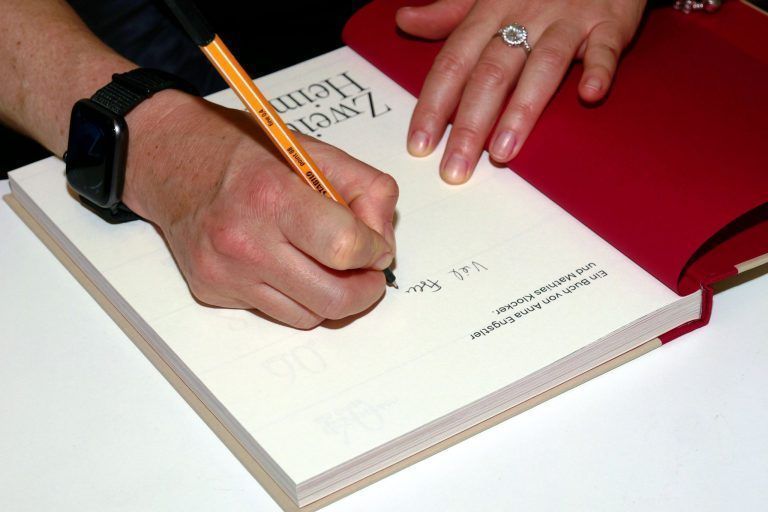Satteins zweite Heimat im Klostertal: Autorin Anna Engstler signierte zahlreiche Bücher.