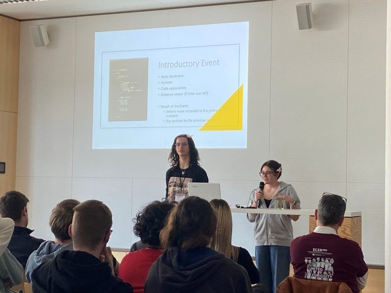 Techniktalent siegt beim Roboter-Gipfel: Leandro Baur und Sarah Wolf beim Paper & Student Talk.