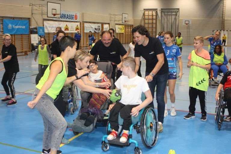 Handball und Herz: Wie Feldkirch Gutes tut: Politiker und Handballerinnen spielten mit dem Schulheim Mäder Handball.