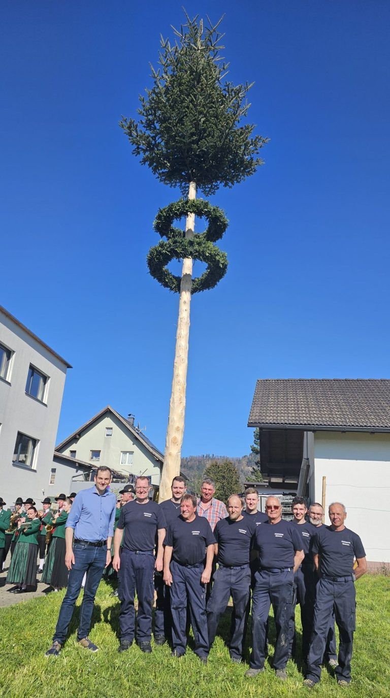 Stimmungsvolles Ritual als Auftakt : Das Team der Feuerwehr Hörbranz hatte für die zweite Amtszeit den traditionellen Bürgermeisterbaum im Gepäck.
