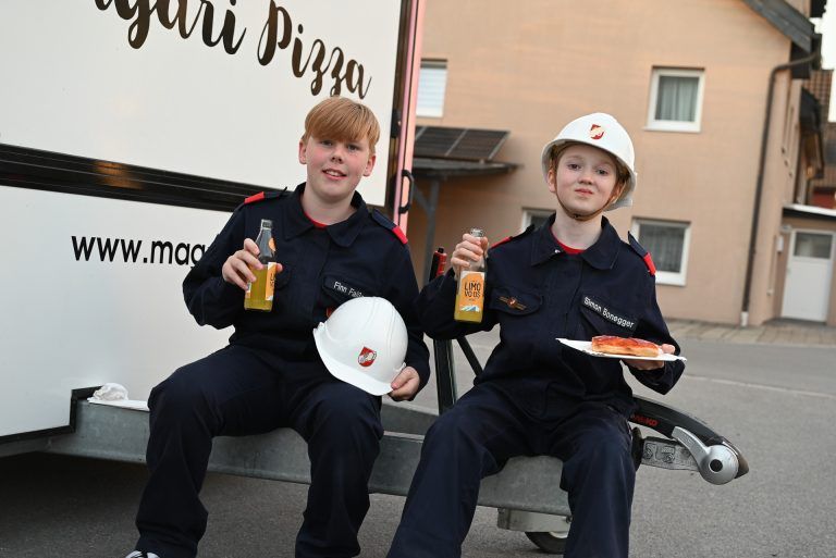 Feuerwehrnachwuchs überzeugt beim Wissenstest: Erleichtert und glücklich ließen es sich die Jugendlichen schmecken.