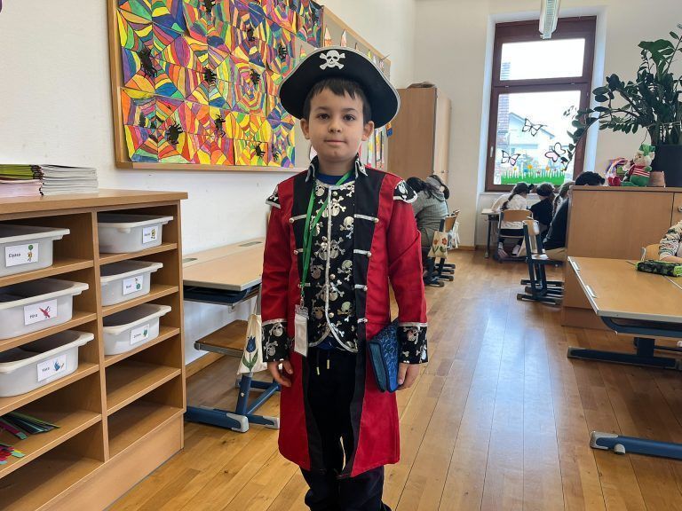 Eine ganze Schule im Lesefieber: Die Zweitklässler lasen Bücher über Piraten und begaben sich auf hohe See. (Quelle: VS Rheindorf)