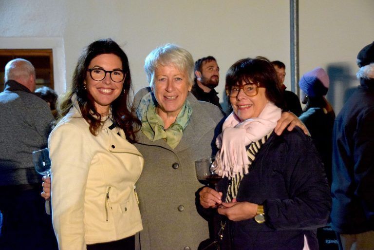Religiöses Symbol mit Strahlkraft: Andrea Mallitsch, Brunhild Koblbauer und Angelika Schrottenbaum