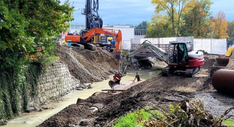 Hochwasserschutzprojekt Ruggbach erfolgreich abgeschlossen: Umfangreiche Baumaßnahmen im Rahmen des Hochwasserschutzprojektes Ruggbach im Leiblachtal: Schwerpunkt war auch die Erneuerung der Brücke L190 Vorarlberger Straße.