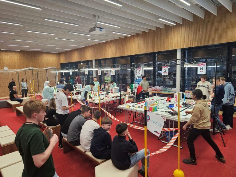 Techniktalent siegt beim Roboter-Gipfel: Die selbst programmierten Roboter meisterten jede Aufgabe – zur Freude der Jury.