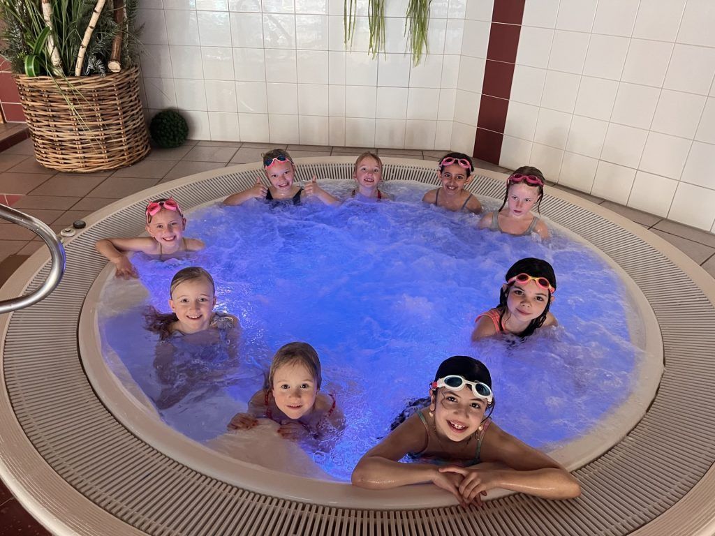 Schwimmbecken statt Schulbank