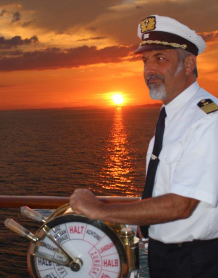 Bodensee-Schifffahrt startet durch: Kapitän Robert Kössler, auf dem Dampfer ein „Mann der ersten Stunde“ dampft in seine 36. Saison auf dem Bodensee.