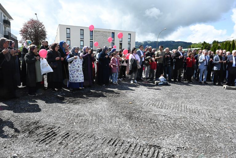 Spatenstich für Moschee Lustenau: Die Gläubigen versammelten sich auf dem neuen Platz der Moschee.
