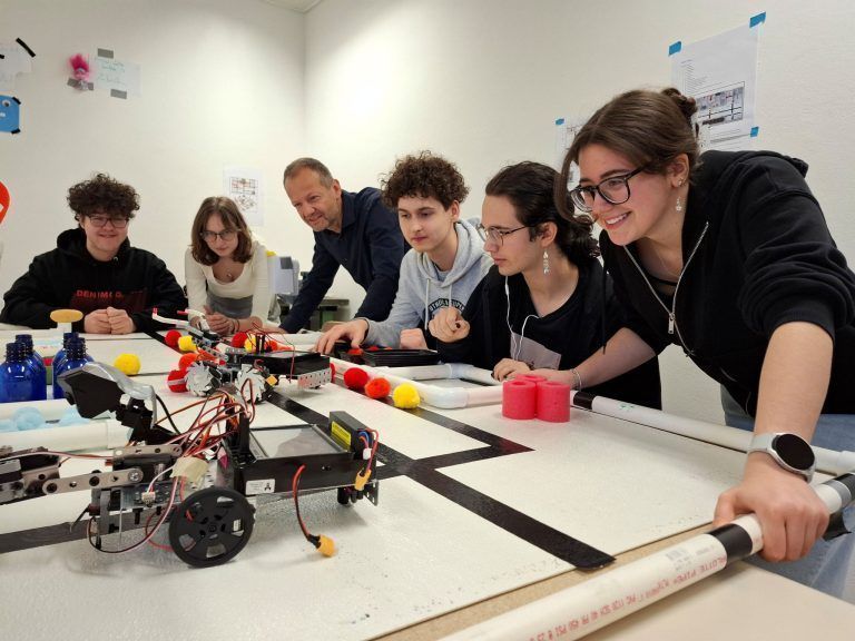 Techniktalent siegt beim Roboter-Gipfel: Das Team bei letzten Tests.