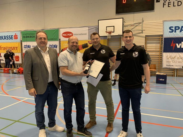 Günther Schörghofer (2.v.l.) wurde die Ehrenmitgliedschaft vom HC BW Feldkirch verliehen. 