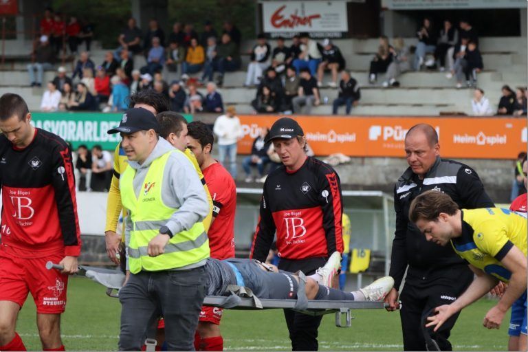 RW Rankweil steckt in einer Krise: Justin Jutz musste mit einer Tragbahre vom Spielfeld getragen werden.
