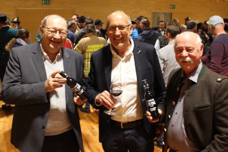 Hohenweiler stellt im Rathaus Weichen: Für den wiedergewählten Bürgermeister Wolfgang Langes und das Geburtstagskind Walter Matzner hatte Xaver Sinz Raritäten aus seinem Weinkeller mitgebracht.