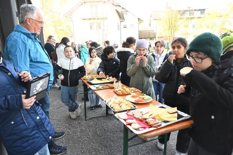 Gesunde Jause stärkt Schulgemeinschaft: Im Pausenhof sind Tische mit gesunder Jause für alle Schüler vorbereitet.