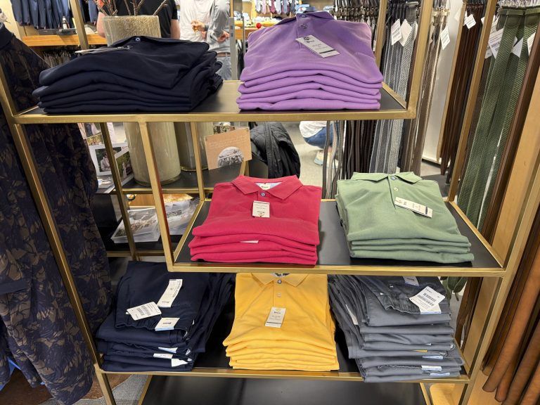Bei den Hi-Flex Poloshirts für Herren dominieren die Farben Blau bis Grün oder Pink bis Lila