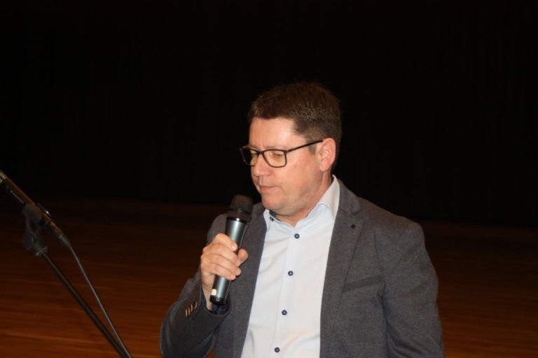 Ein Stück Übersaxner Geschichte ging zu Ende: Erste Rede von Vizebürgermeister Emil Pfitscher.