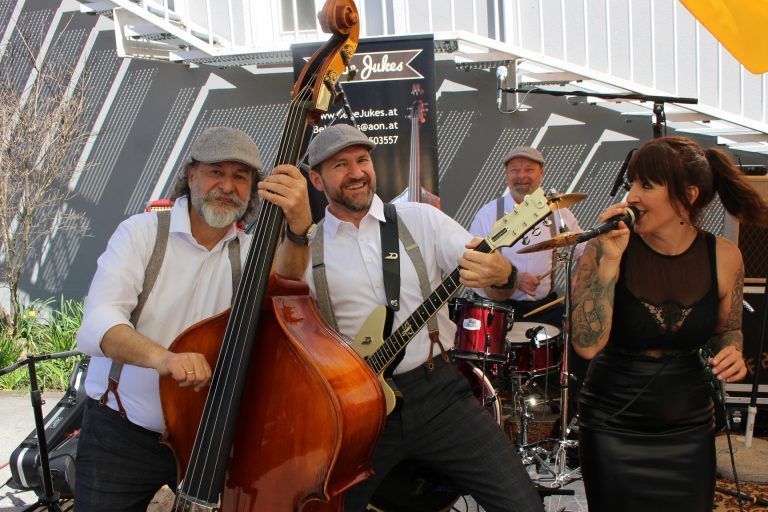 Biker feierten „beim Scalet“ Saisonstart: Die Bebe Jukes - Michaela (Gesang, Piano, Percussion), Frank (Gitarre, Gesang), Silvio (Schlagzeug, Gesang) und Charly (Kontrabass, Gitarre, Gesang) sorgten für einen flotten musikalischen Rahmen.