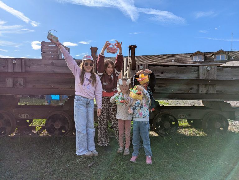 Erstmalige Osterausfahrt mit dem Rheinbähnle : Die Kinder zeigten stolz ihre gefundenen Nester. (Birgit Brandstätter)