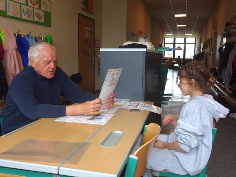Ein Vormittag voller Geschichten: Hubert Rusch ist es wichtig, dass die Kinder sinnerfassend lesen lernen.